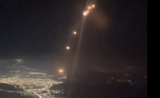 Serangan Roket Iran Guncang Tel Aviv, Warga Panik Berlarian 